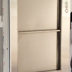 ресторанный лифт на 100 кг. Вертикально-раздвижные двери из нержавеющей 