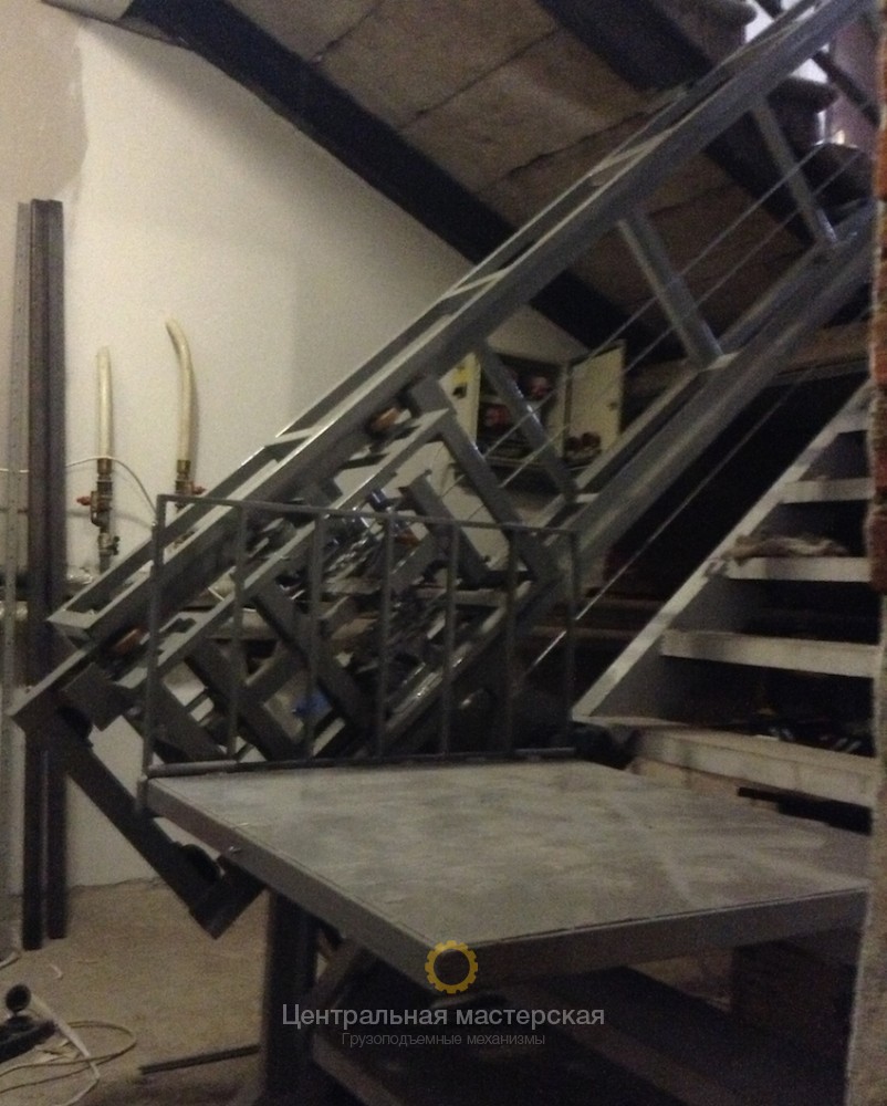 Наклонный подъемник: мачтовый на лестнице - Подъемник для склада