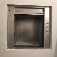 Лифт для ресторана в кирпичной шахте: 50 кг, нержавеющая сталь