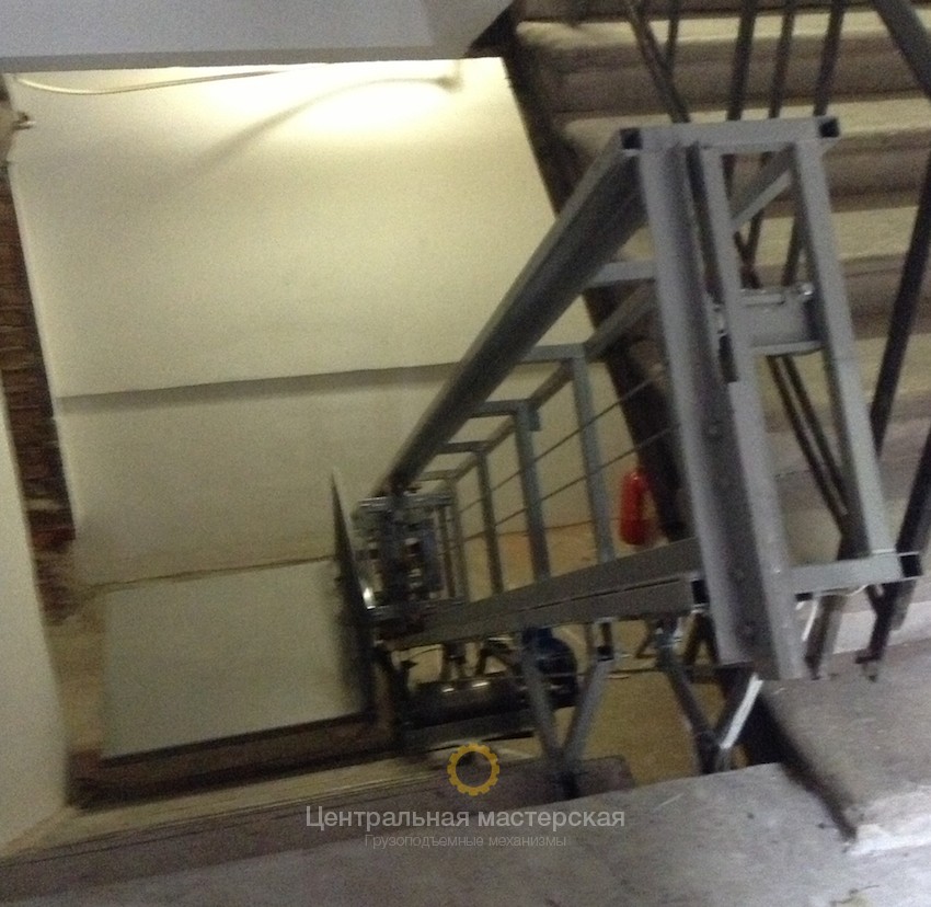 Мачтовый: наклонный, на лестнице, убирающаяся платформа - Подъемник для склада